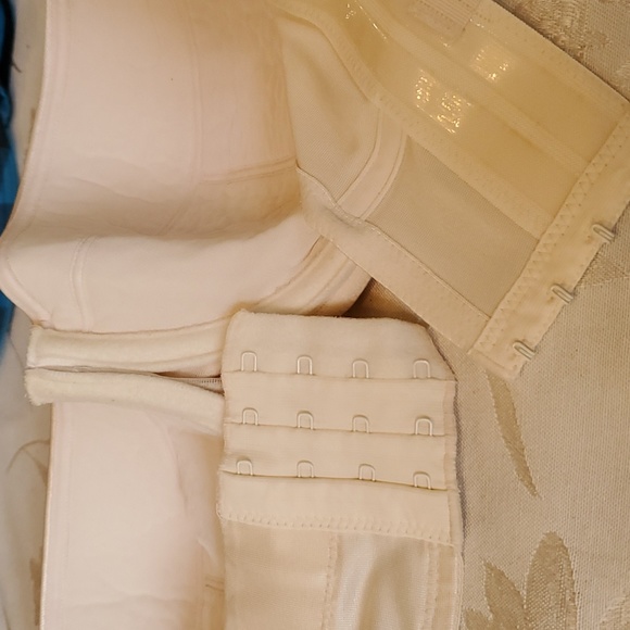 Set of 5 plus bras, all shown as 44-C sizes all underwire and 2 are strapless - Picture 9 of 11
